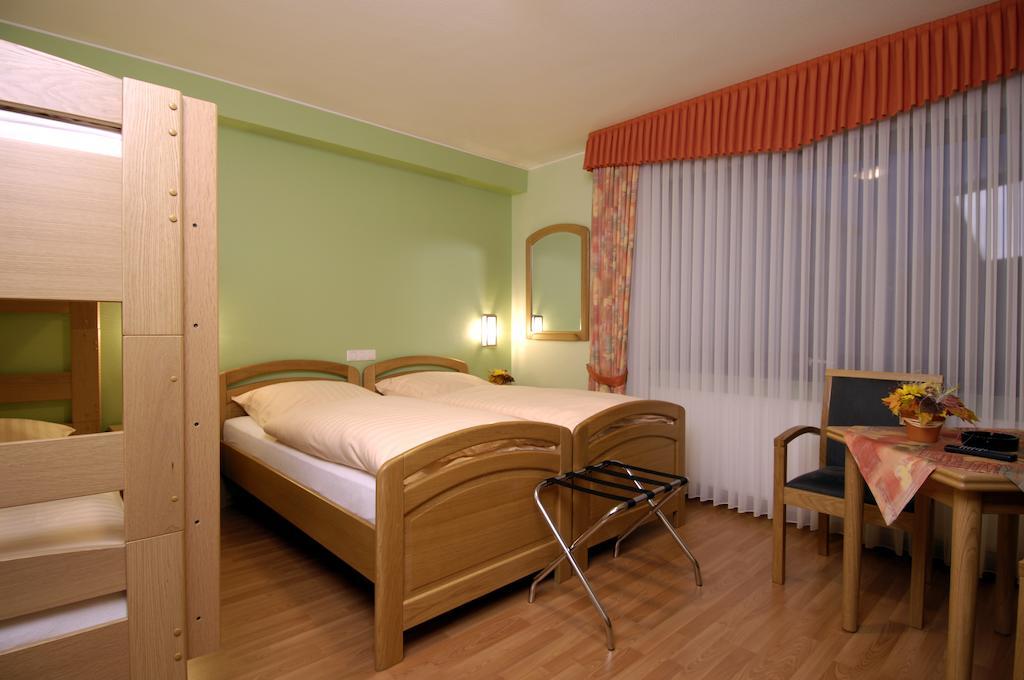 Zum Burghof Hotel Schoenberg Room photo